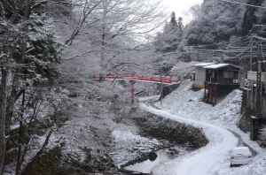 Estação de trem sob a neve em Koyasan