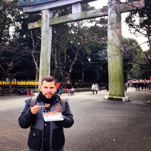 Comendo Takoyaki depois da visita ao templo Gokoku